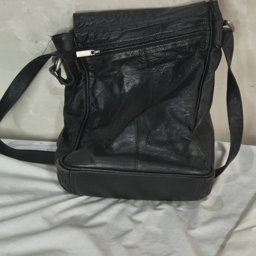 Sacoche en cuir original 
32/25cm
Prix 10000
