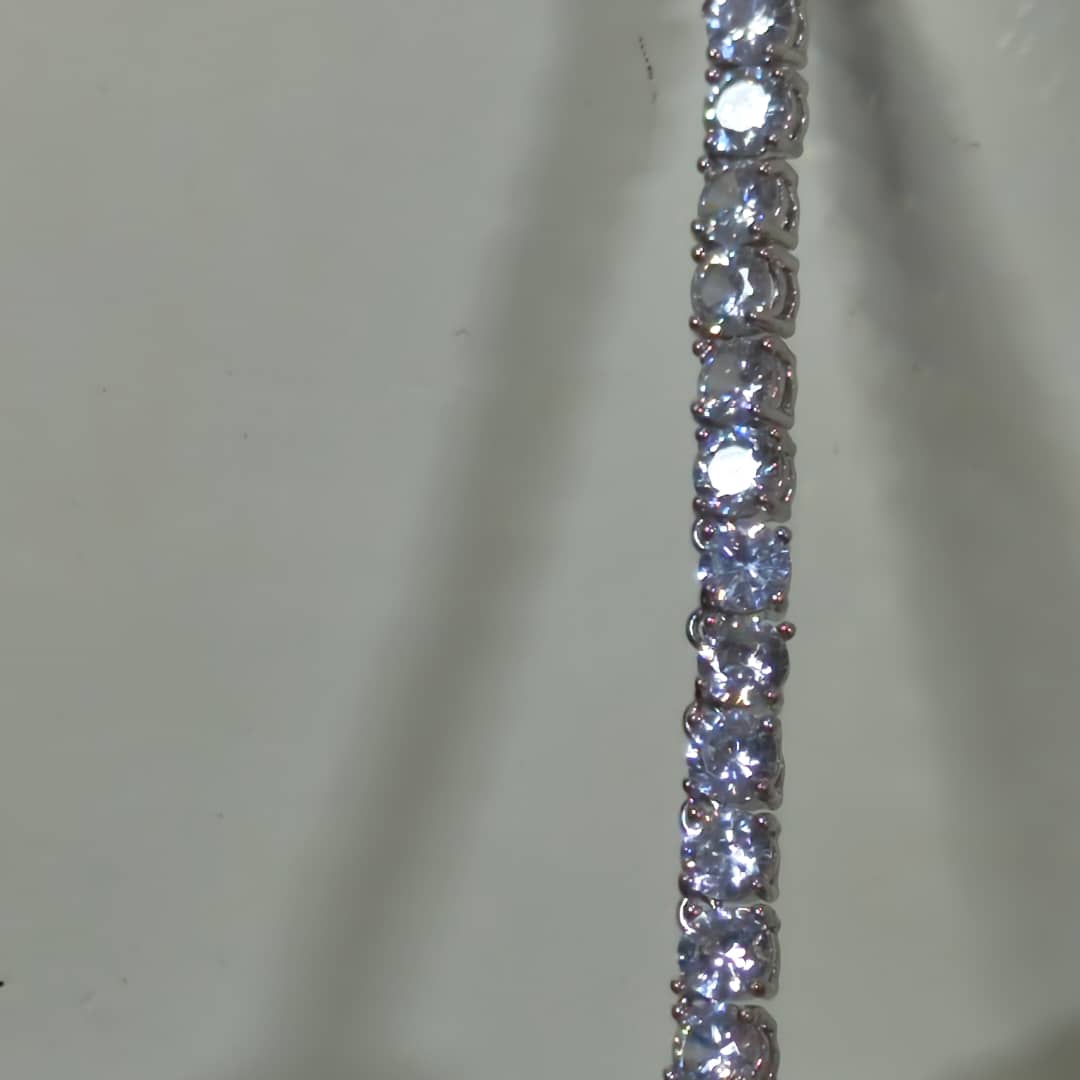 سلسلة بلاكي أبيض مرصعة بالأحجار 
طول مغلق 18cm
Prix 5500