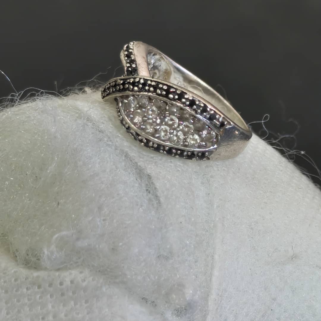 خاتم فضة نسائي مرصع بالأحجار 
سعر 8500