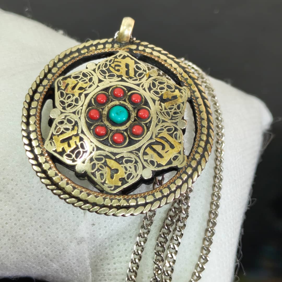 سلسلة معدن وقلادة نحاس مرصعة بالمرجان وفيروز
طول مغلق 27cm
قطر قلادة 4cm
Prix 8000