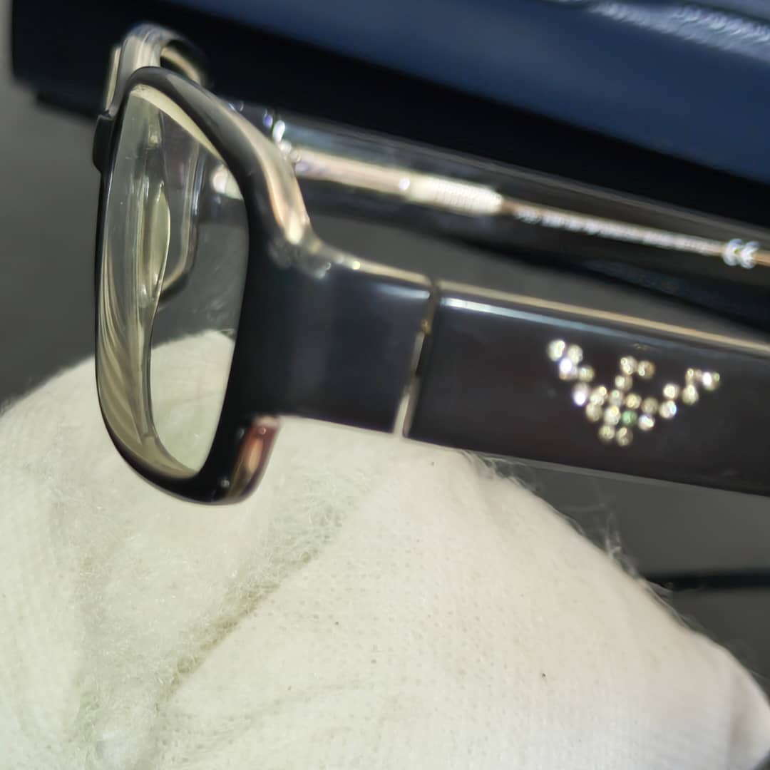 Cadre du lunette Armani femme original 
Prix 7000