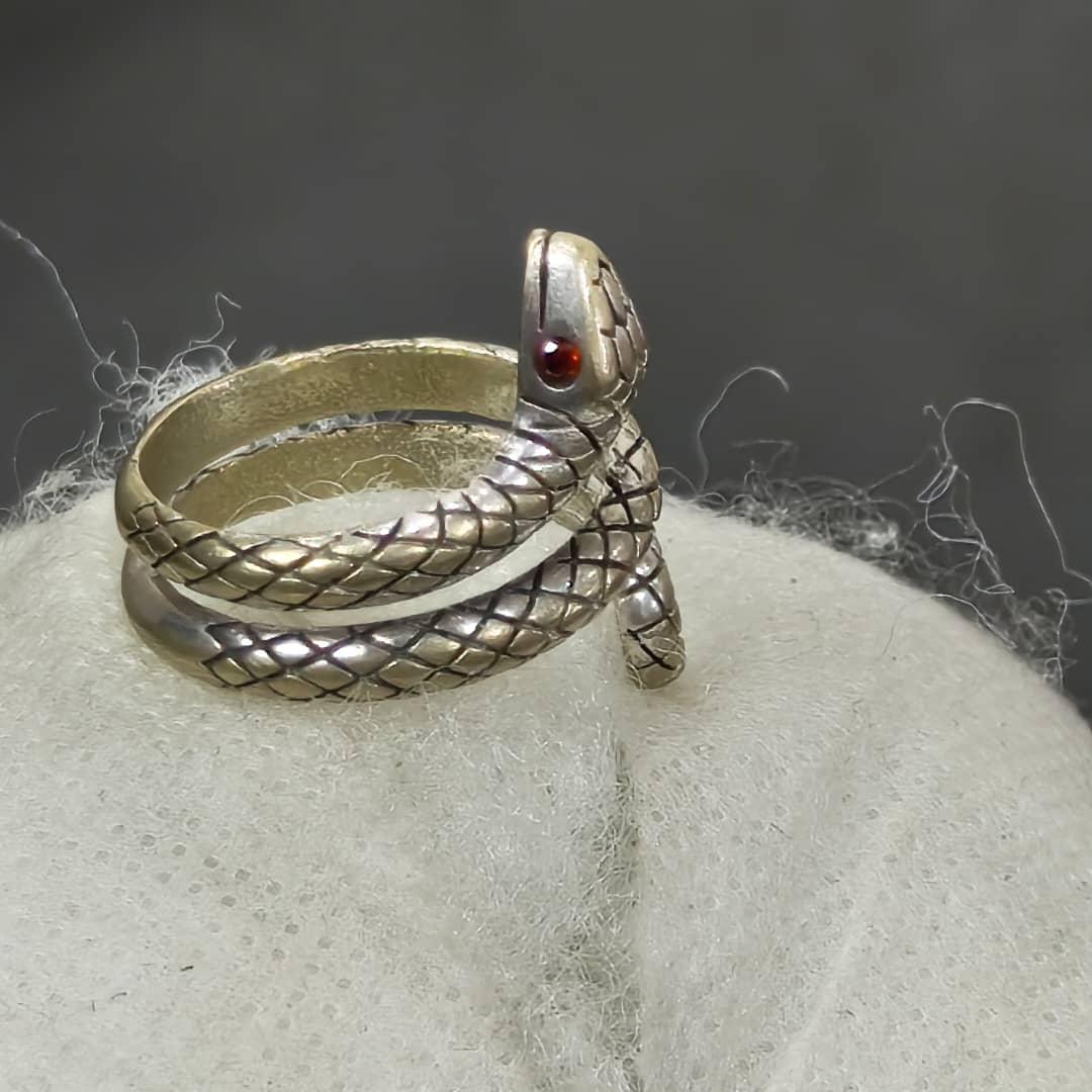 خاتم ثعبان فضة نسائي بحجر ياقوت 
سعر 12000
