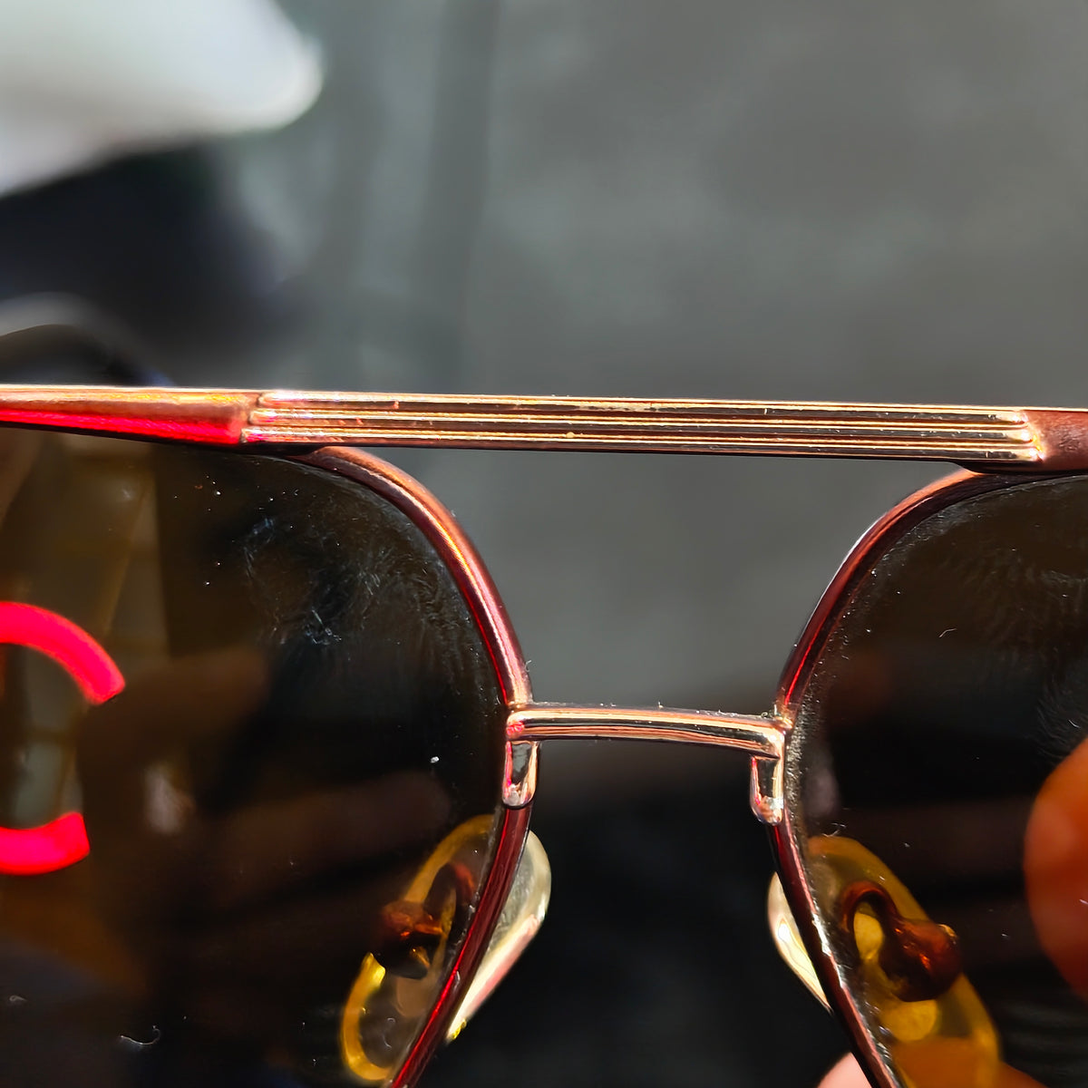 Lunette Gucci homme polarized original 
لون زجاج بني فاتح
62/11
سعر 18000