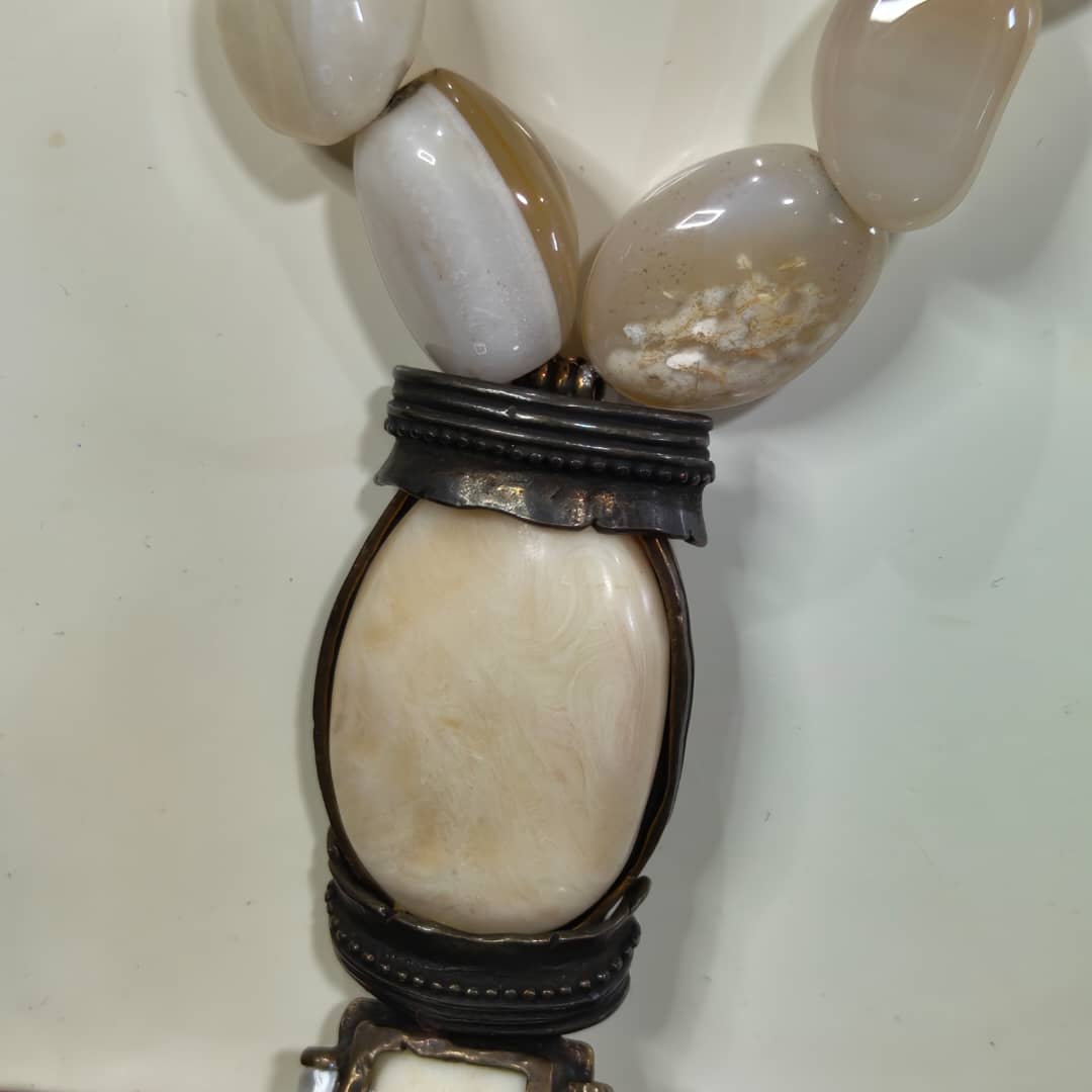 عقد فخم بحجر عقيق سليماني ونحاس وصدف
طول مغلق 20cm
طول مغلق بالقلادة 42cm
Prix 25000