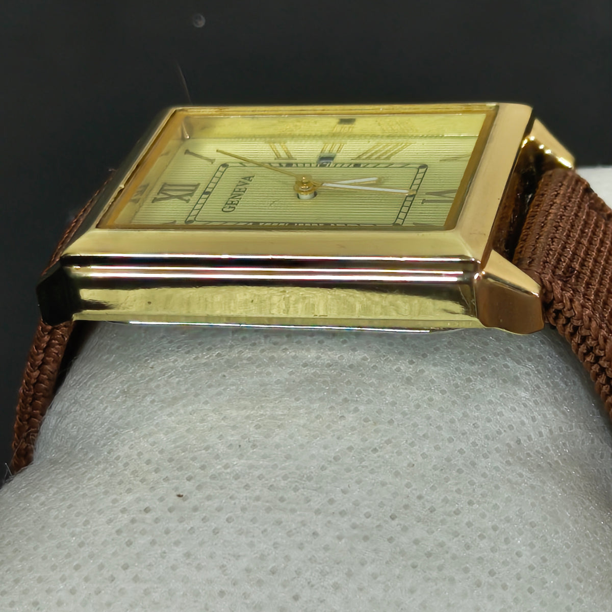 Montre Genèva quartz original ثمان مئة ألف
40mm
Prix 8000