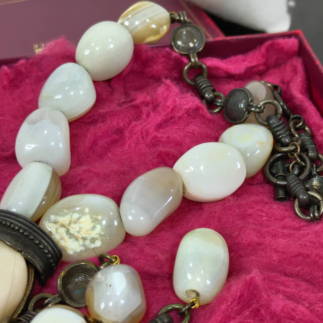 عقد فخم بحجر عقيق سليماني ونحاس وصدف
طول مغلق 20cm
طول مغلق بالقلادة 42cm
Prix 25000