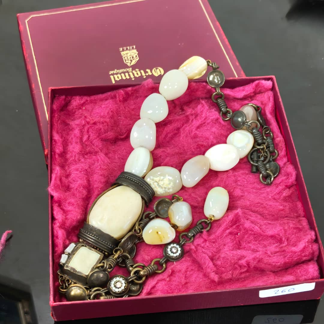 عقد فخم بحجر عقيق سليماني ونحاس وصدف
طول مغلق 20cm
طول مغلق بالقلادة 42cm
Prix 25000