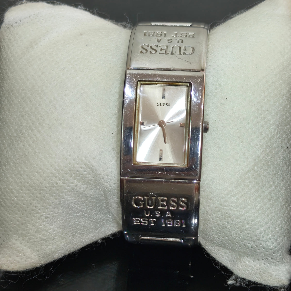 Montre Guess femme original 
Prix 7500