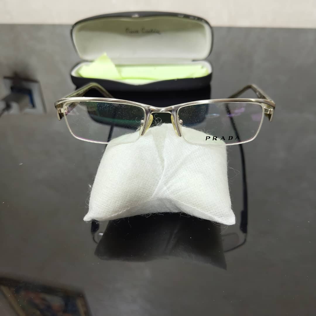 Lunette prada original 
51/17
Prix 15000