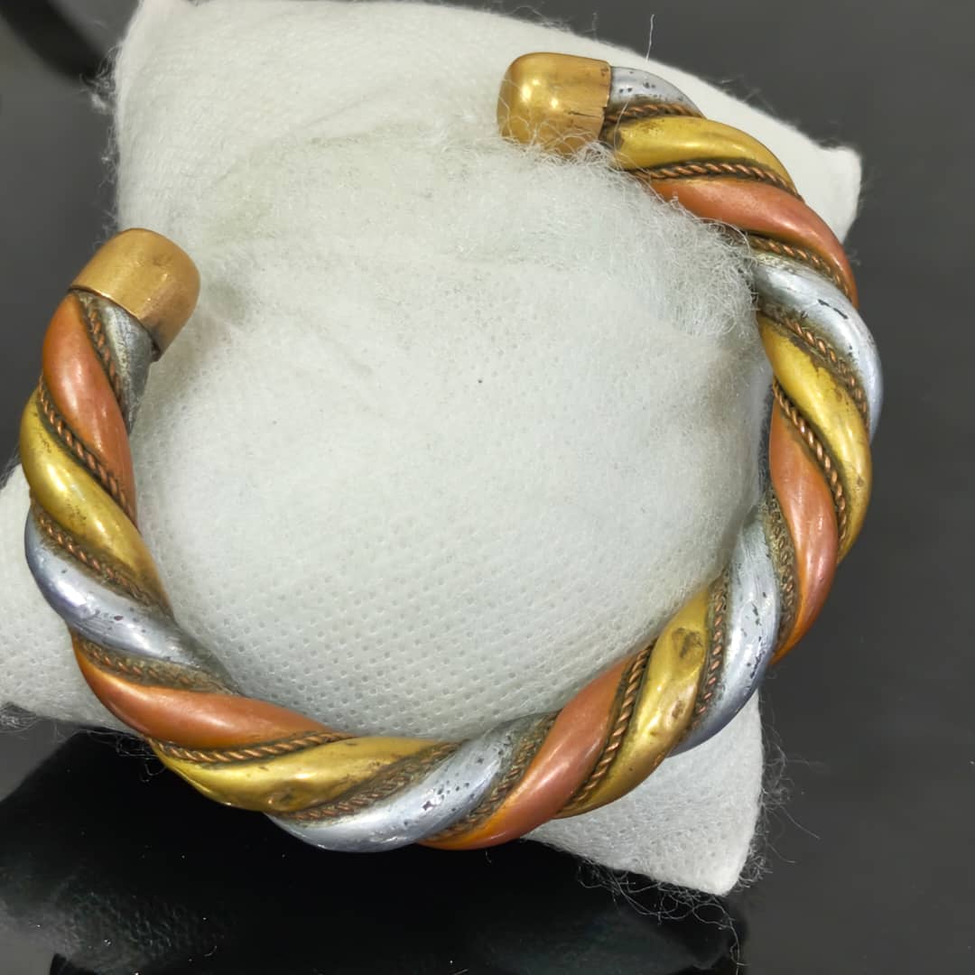 سوار نحاس ملون تحفة
قطر 6cm
Prix 5000