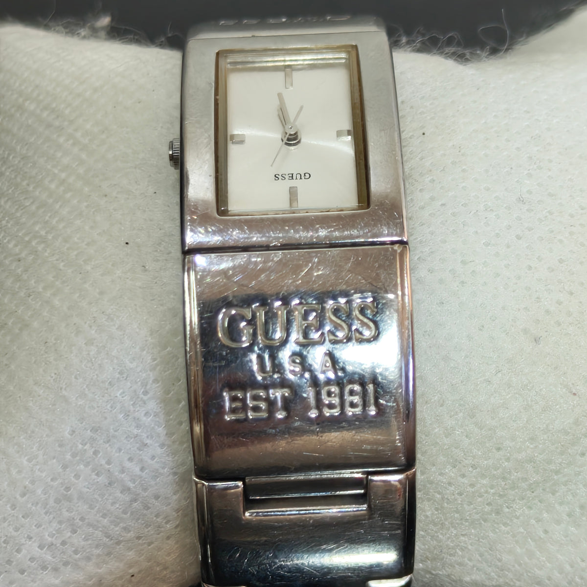 Montre Guess femme original 
Prix 7500