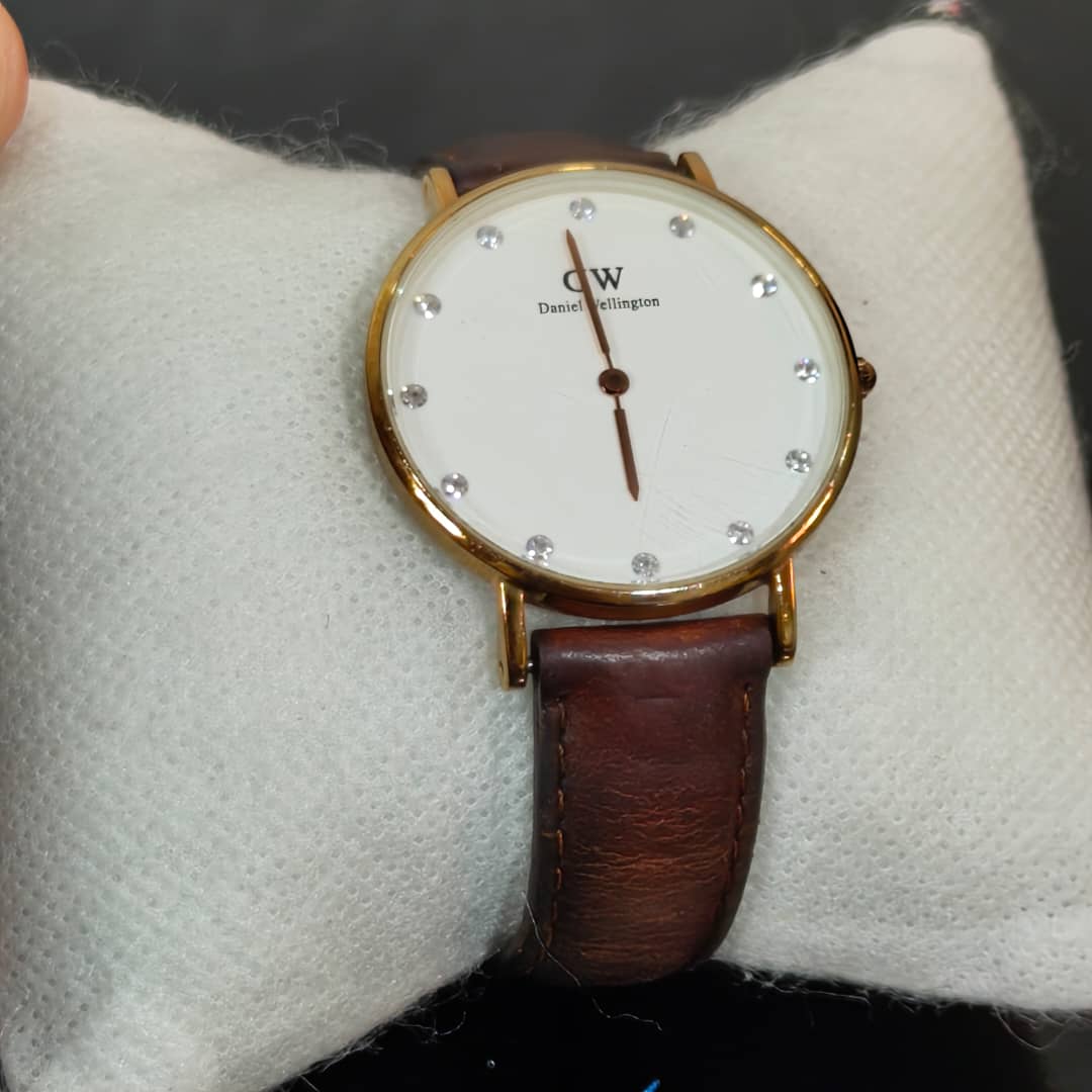 Montre DW femme quartz original 
Prix 8500