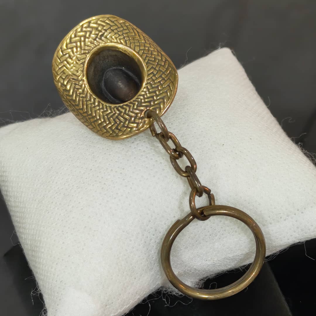 Porte clé en cuivre 
9cm
Prix 4500