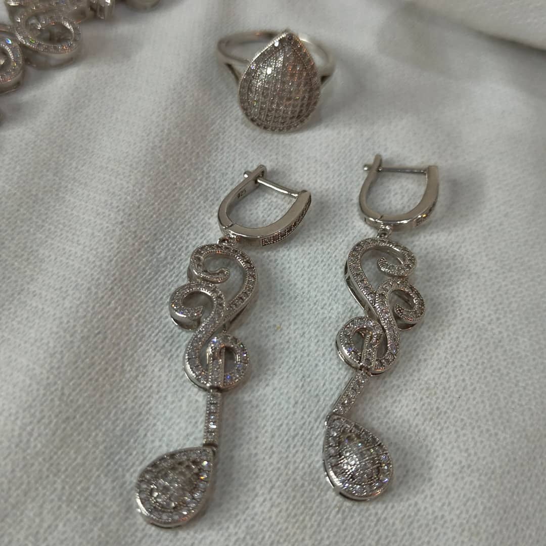 باغيغ فضة مرصعة بالأحجار كريمة 
سلسلة+سوار+خاتم+أقراط
طول سلسلة مغلق 20cm
Prix 82000