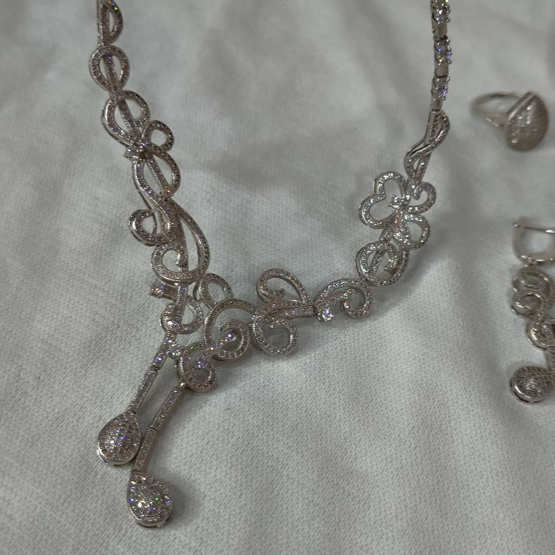 باغيغ فضة مرصعة بالأحجار كريمة 
سلسلة+سوار+خاتم+أقراط
طول سلسلة مغلق 20cm
Prix 82000