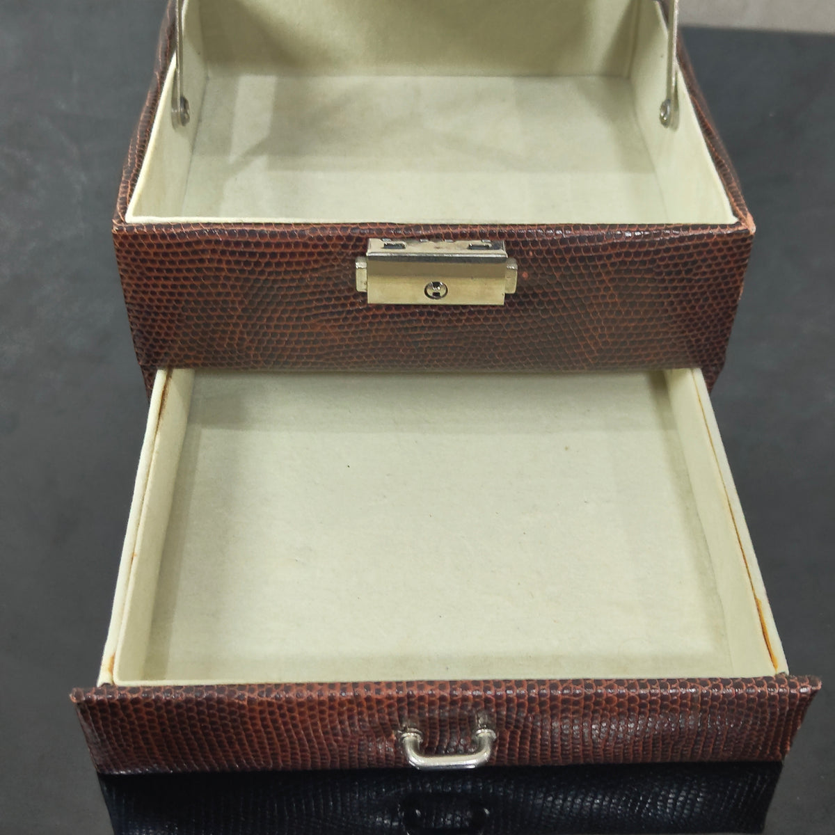 Boite bijoux L'Oréal Paris en cuir original 
16/10cm
Prix 8000
