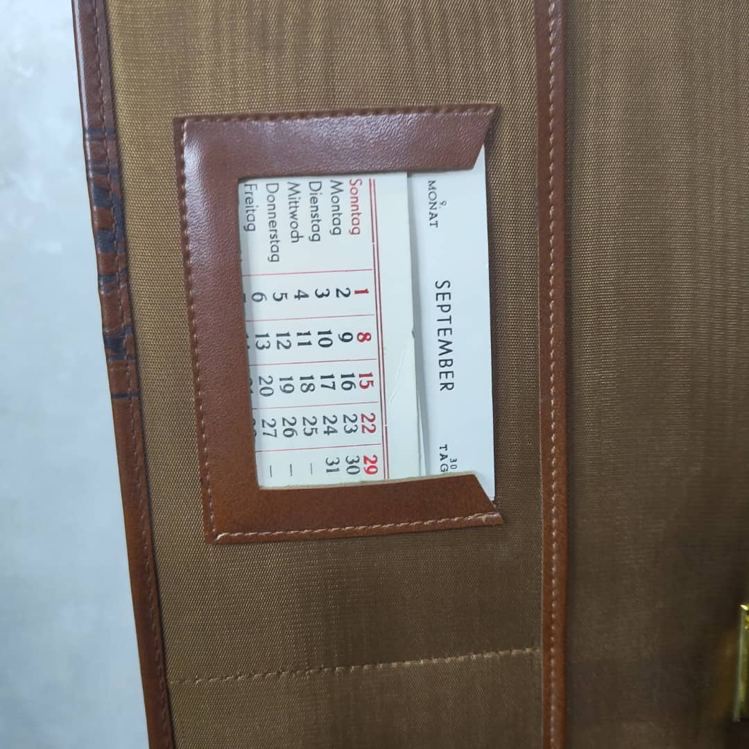 Grand classeurs en cuir original مليون ومتين 
40cm/30cm
Prix 12000
