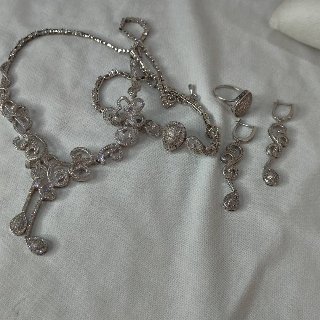 باغيغ فضة مرصعة بالأحجار كريمة 
سلسلة+سوار+خاتم+أقراط
طول سلسلة مغلق 20cm
Prix 82000