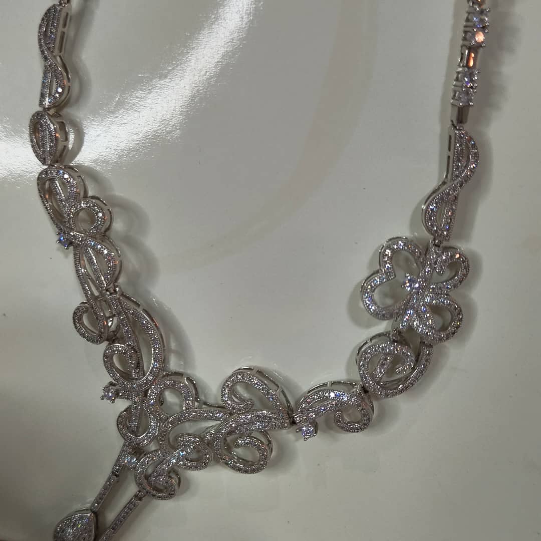 باغيغ فضة مرصعة بالأحجار كريمة 
سلسلة+سوار+خاتم+أقراط
طول سلسلة مغلق 20cm
Prix 82000