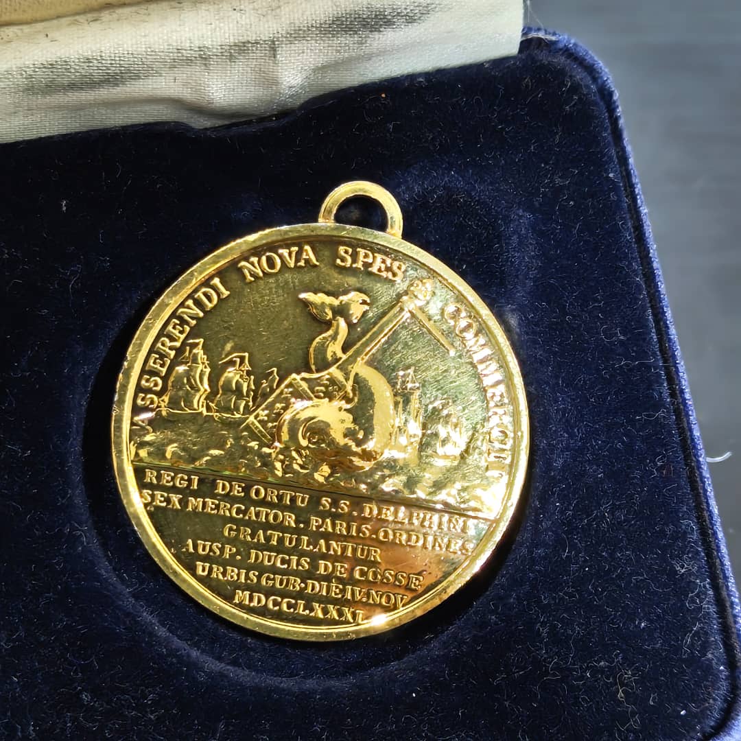 Ancien médaille en plaqué or 
قطر 3,5cm