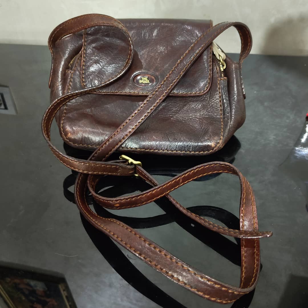 Sac thé bridje en cuir femme 
20cm/20cm
Prix 10000