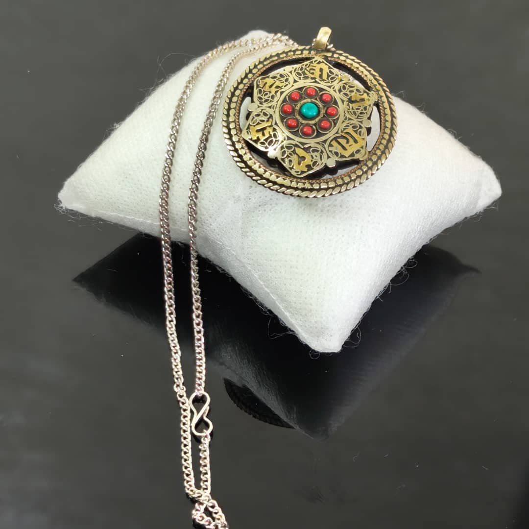 سلسلة معدن وقلادة نحاس مرصعة بالمرجان وفيروز
طول مغلق 27cm
قطر قلادة 4cm
Prix 8000