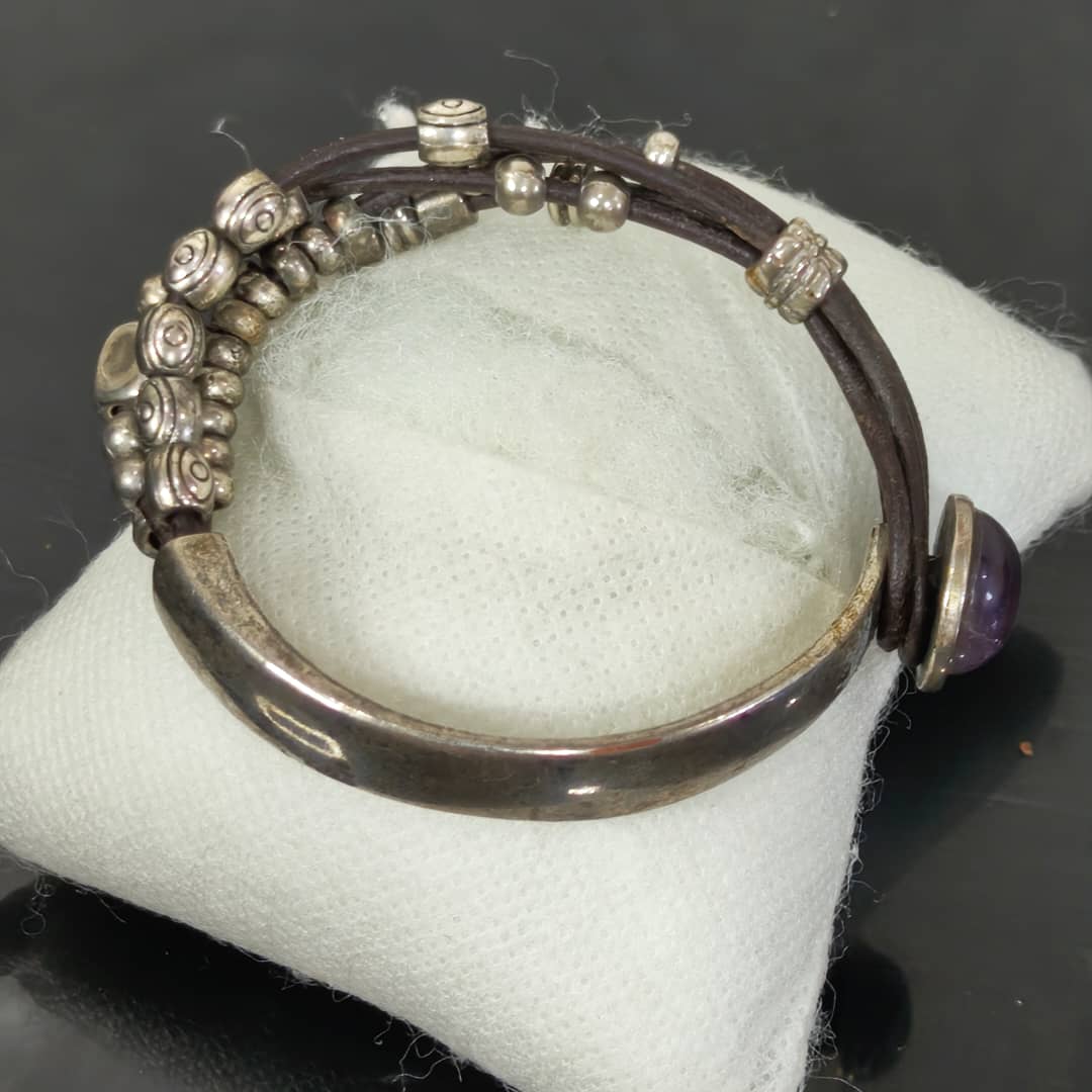 سوار تغليف فضة واحد حر بحجر أمتيست
طول 16cm
Prix 10000