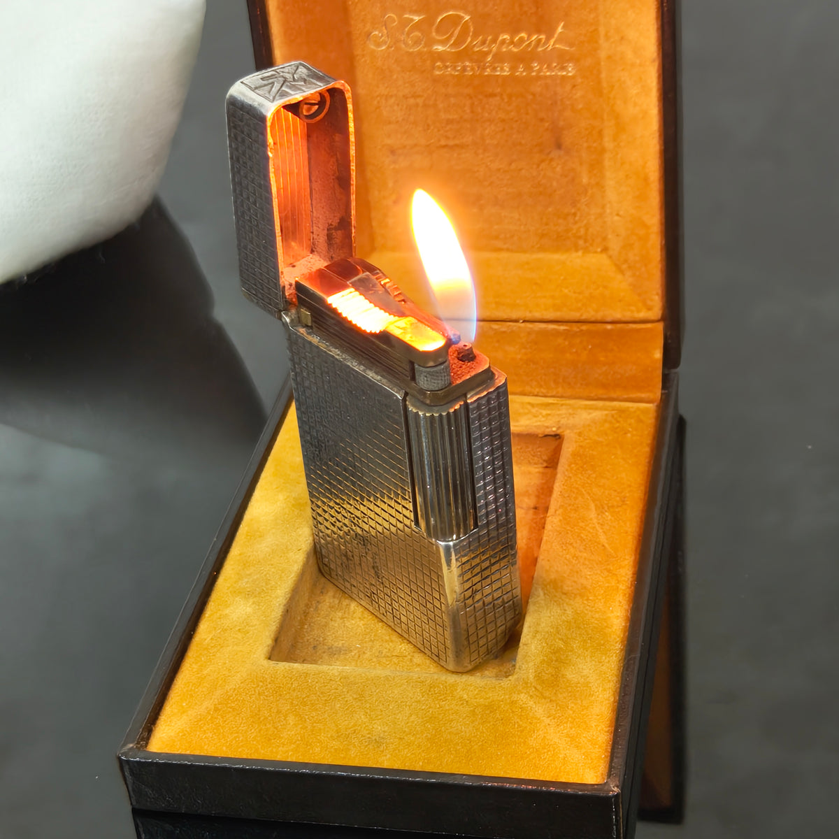 Briquet Dupont argent Paris 
6/4cm
Prix 25000