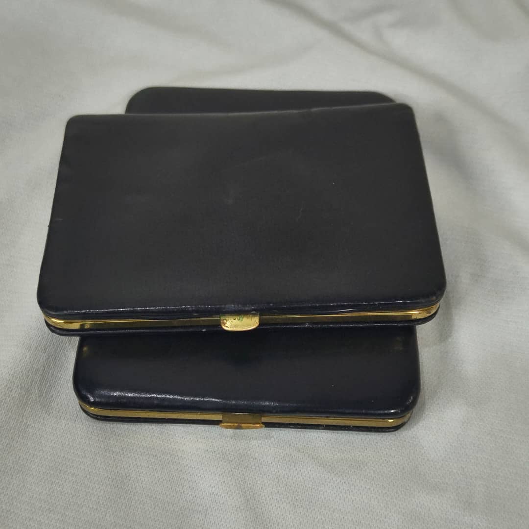 Pochette en cuir original 
12/9cm
10/7cm
Prix 5000