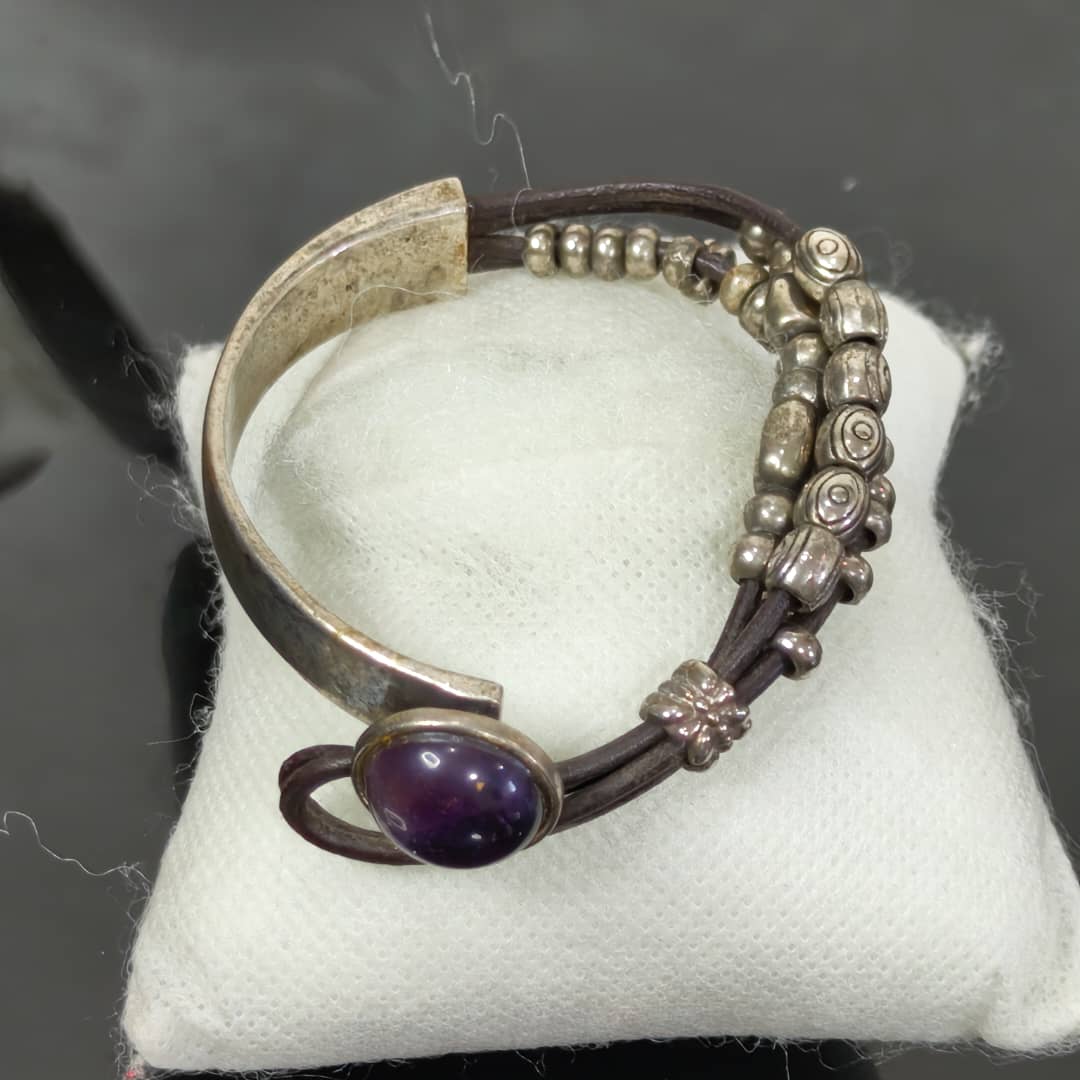 سوار تغليف فضة واحد حر بحجر أمتيست
طول 16cm
Prix 10000
