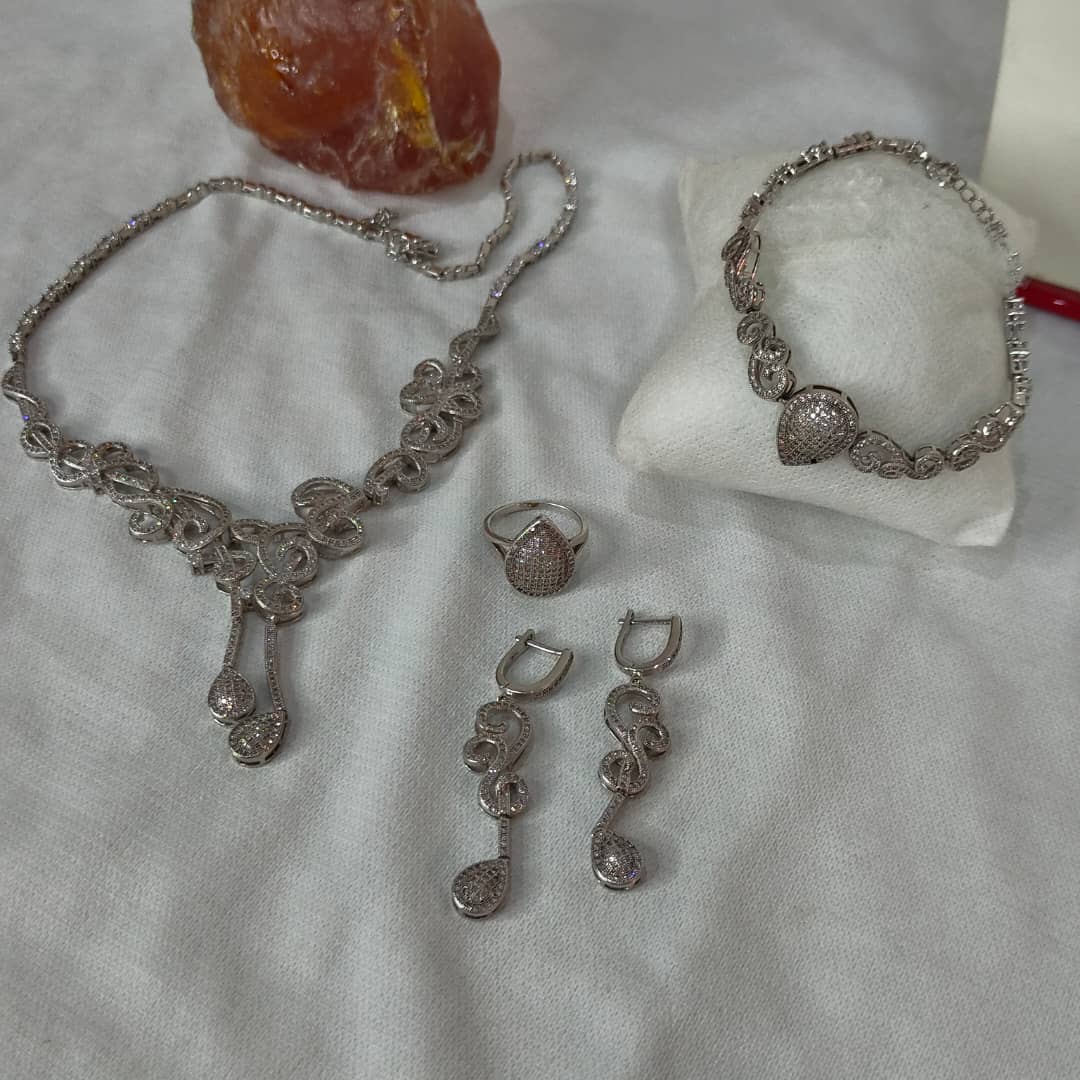 باغيغ فضة مرصعة بالأحجار كريمة 
سلسلة+سوار+خاتم+أقراط
طول سلسلة مغلق 20cm
Prix 82000