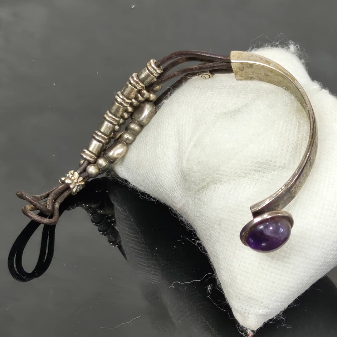 سوار تغليف فضة واحد حر بحجر أمتيست
طول 16cm
Prix 10000