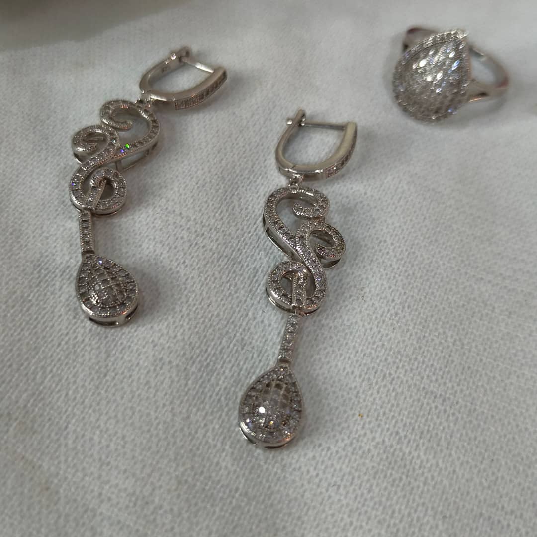 باغيغ فضة مرصعة بالأحجار كريمة 
سلسلة+سوار+خاتم+أقراط
طول سلسلة مغلق 20cm
Prix 82000