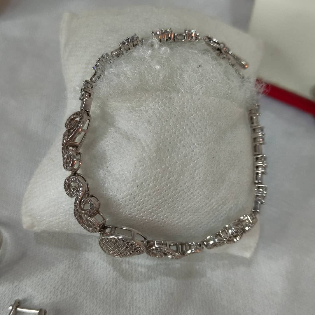 باغيغ فضة مرصعة بالأحجار كريمة 
سلسلة+سوار+خاتم+أقراط
طول سلسلة مغلق 20cm
Prix 82000