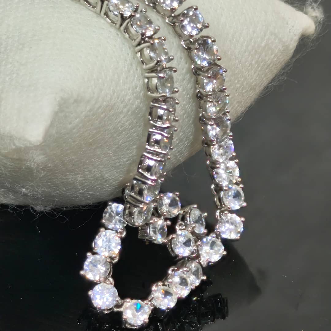 سلسلة بلاكي أبيض مرصعة بالأحجار 
طول مغلق 18cm
Prix 5500