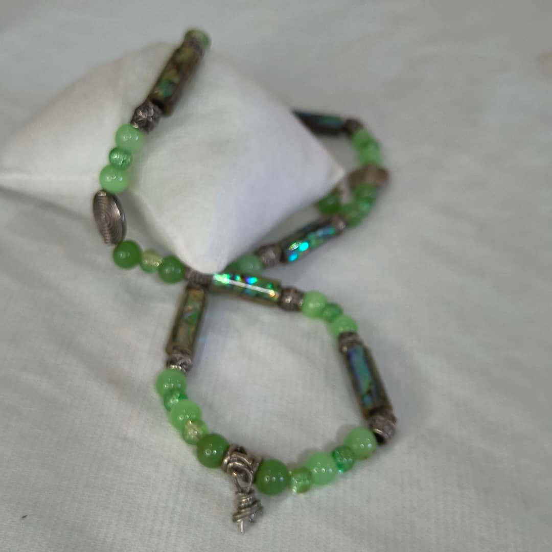 عقد تحفة بحجر جاد وصدف
طول مغلق 22cm
Prix 10000