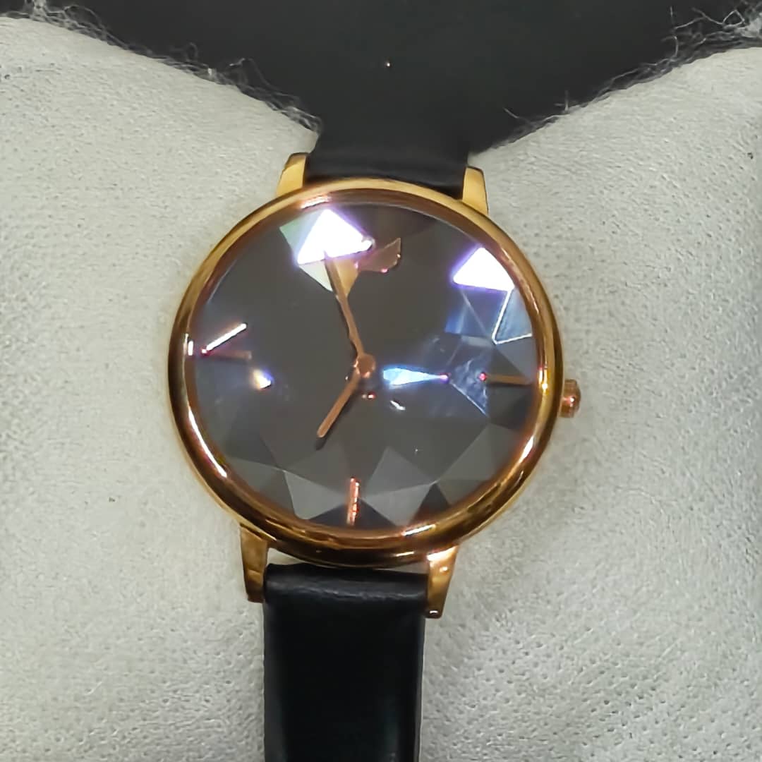 Montre Swarovski crystal suisse quartz femme original 
Prix 13000