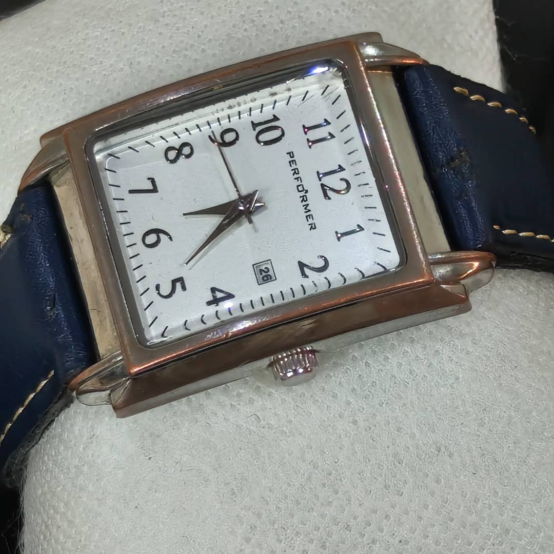 Montre homme Quartz 
Prix 4000