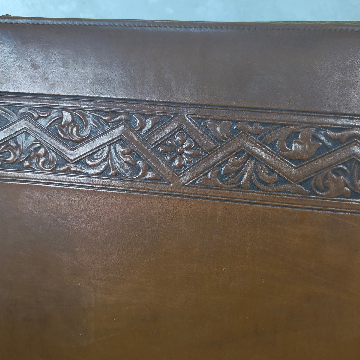 Grand classeurs en cuir original مليون ومتين 
40cm/30cm
Prix 12000