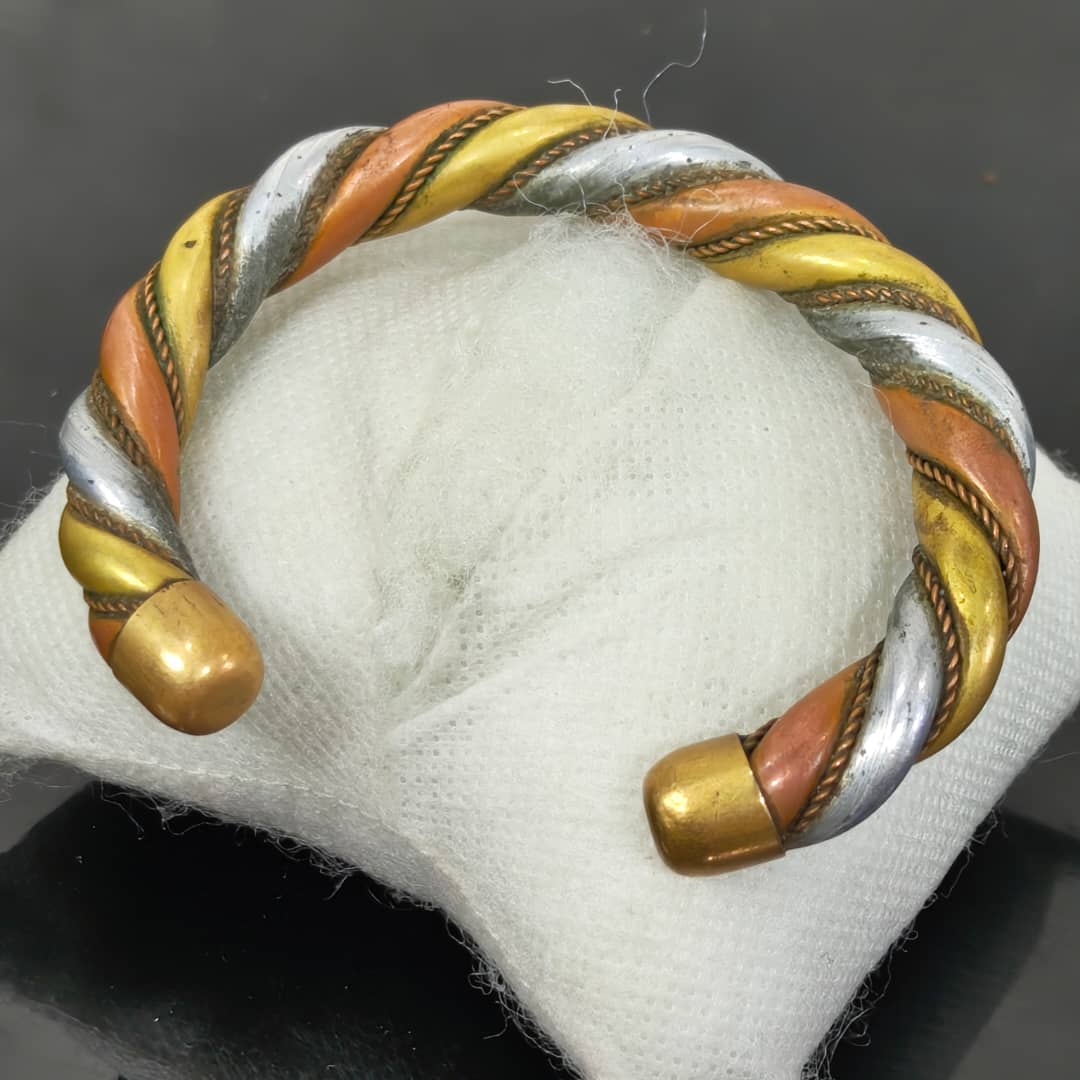 سوار نحاس ملون تحفة
قطر 6cm
Prix 5000