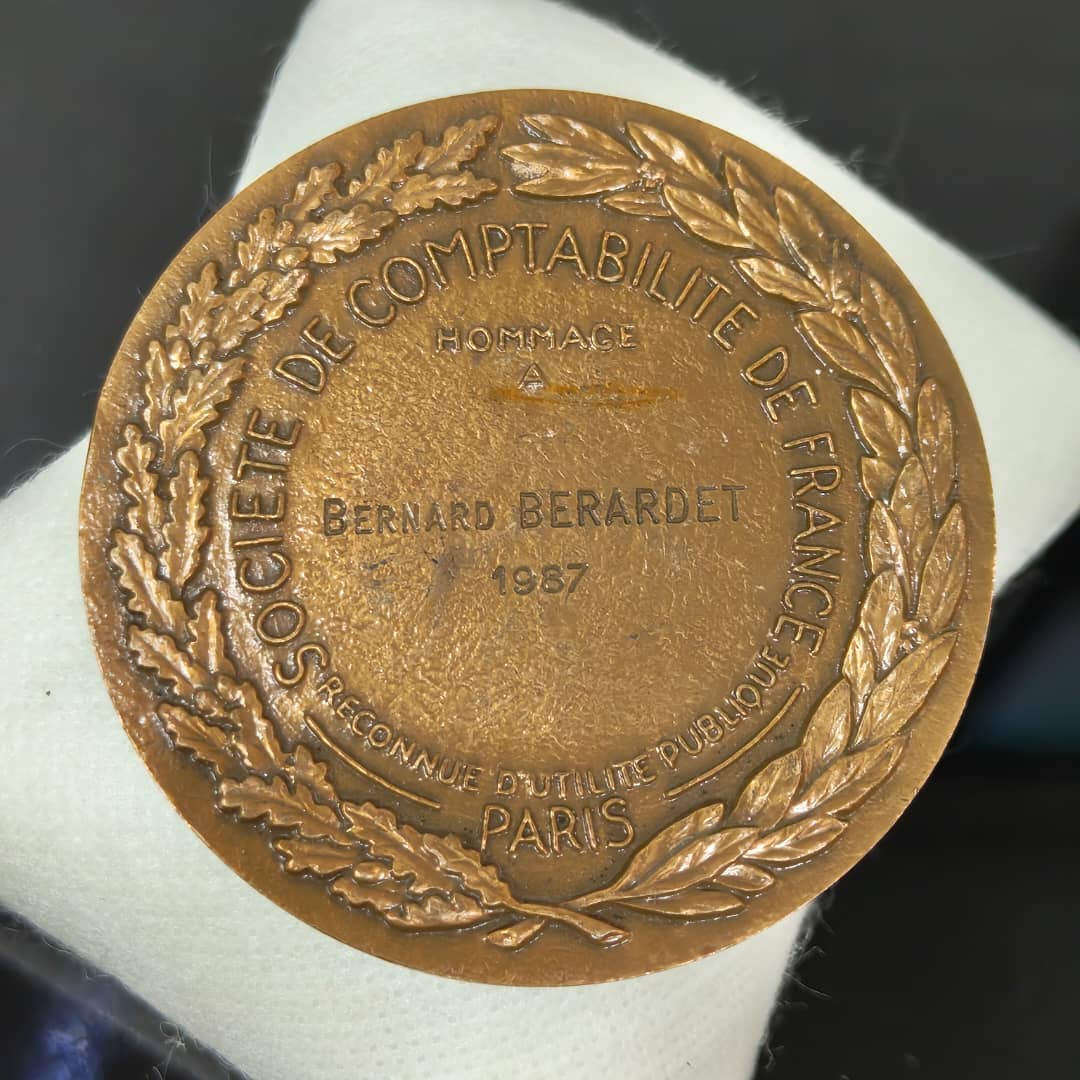 Ancien médaille en bronze 1987
قطر 6cm