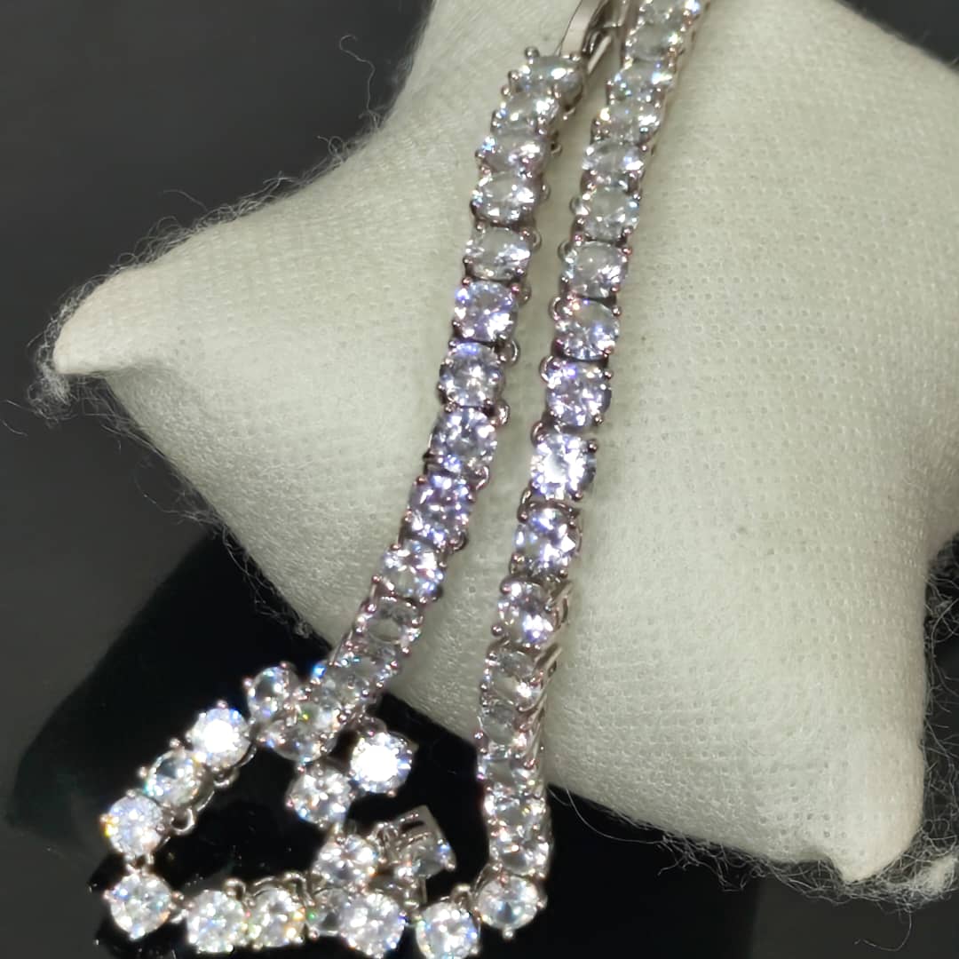 سلسلة بلاكي أبيض مرصعة بالأحجار 
طول مغلق 18cm
Prix 5500