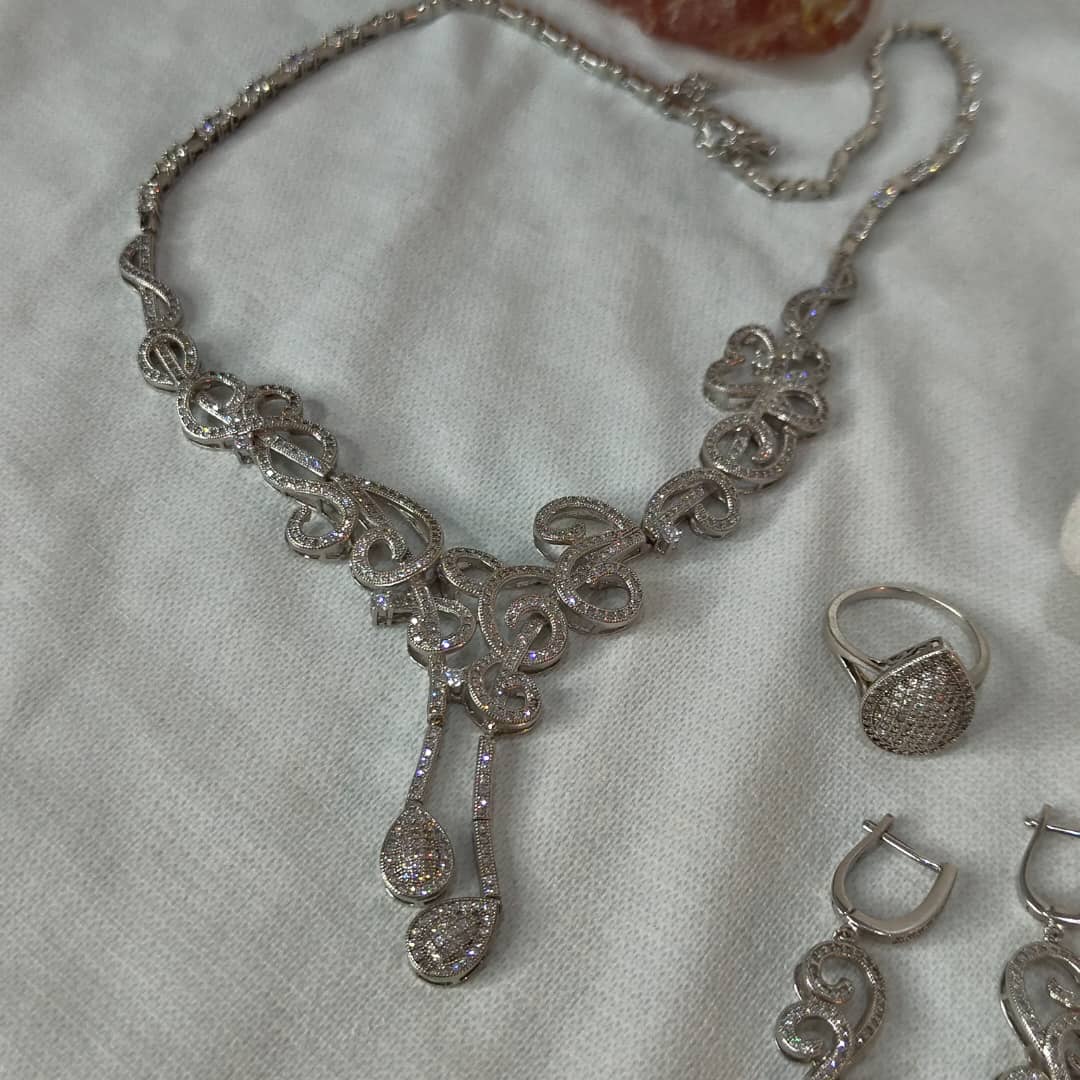 باغيغ فضة مرصعة بالأحجار كريمة 
سلسلة+سوار+خاتم+أقراط
طول سلسلة مغلق 20cm
Prix 82000