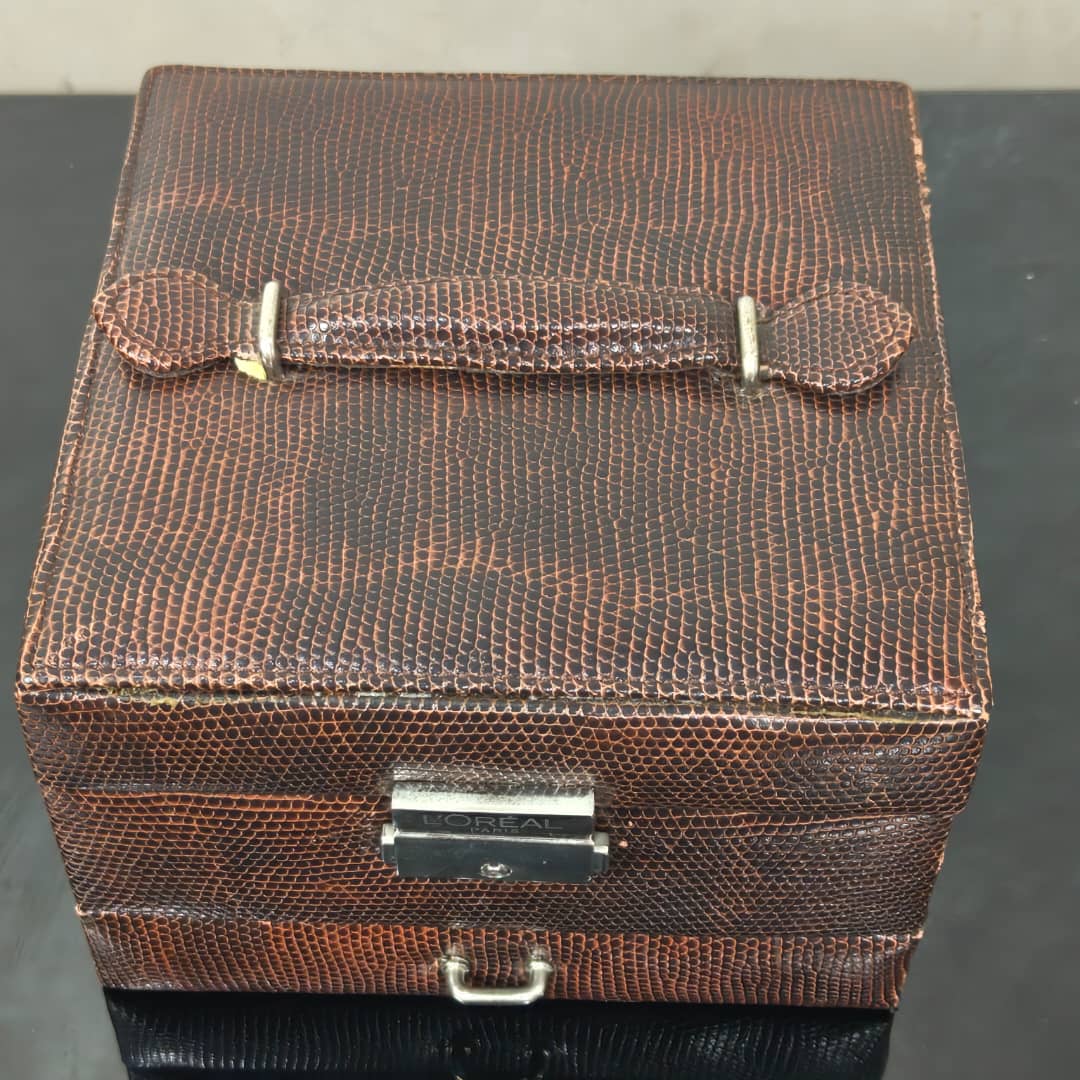 Boite bijoux L'Oréal Paris en cuir original 
16/10cm
Prix 8000
