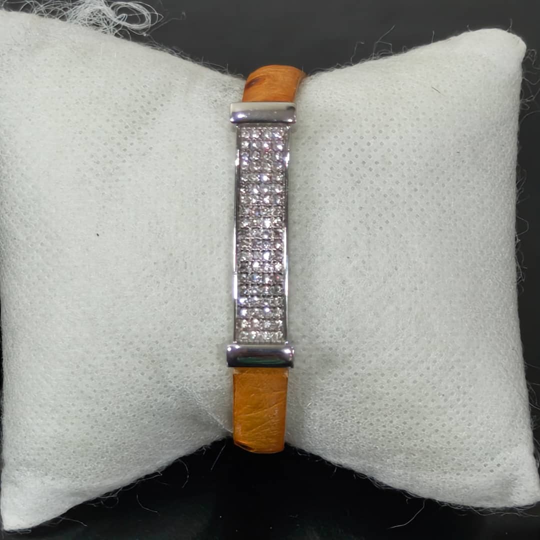 Bracelet en cuir femme original 
Prix 6000