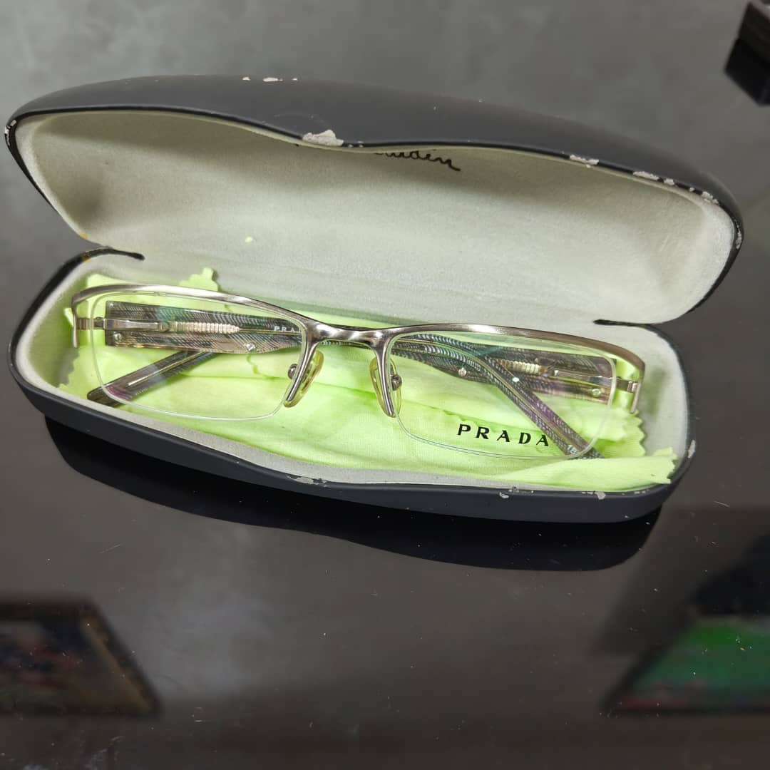 Lunette prada original 
51/17
Prix 15000