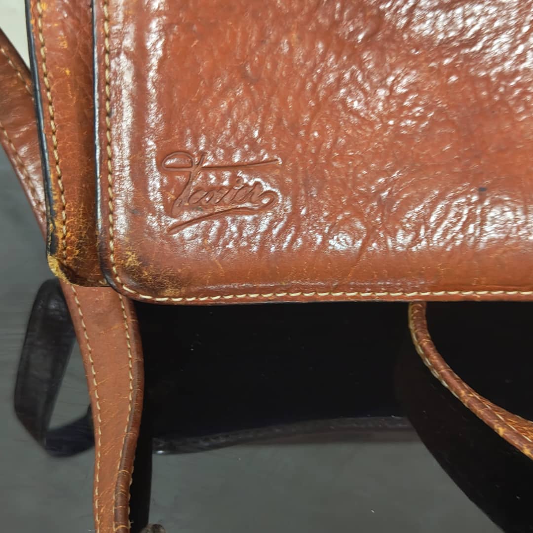 Cartable en cuir original homme 
26cm/16cm
Prix 10000