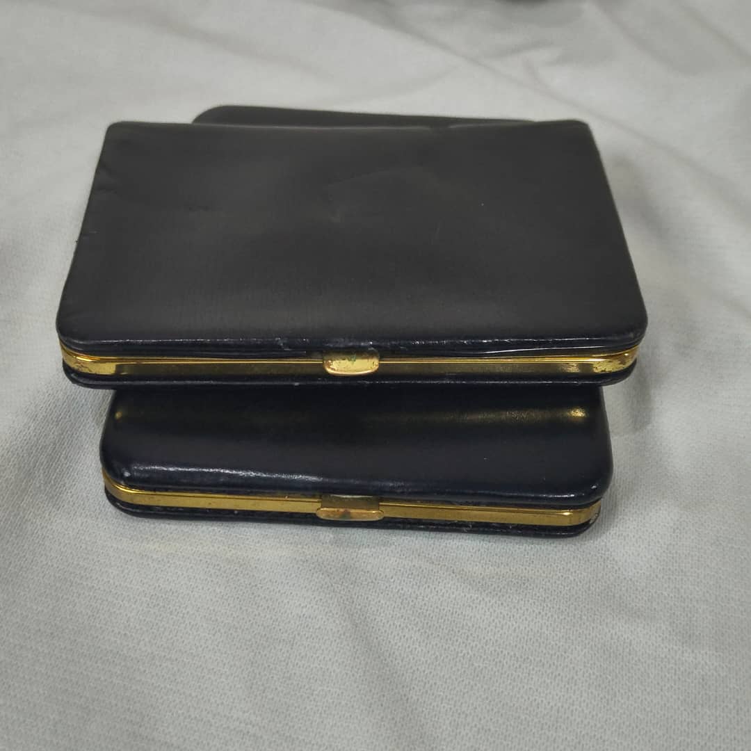 Pochette en cuir original 
12/9cm
10/7cm
Prix 5000
