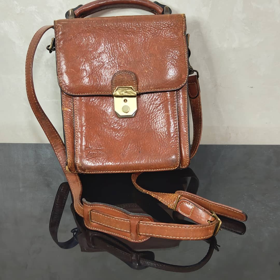 Cartable en cuir original homme 
26cm/16cm
Prix 10000