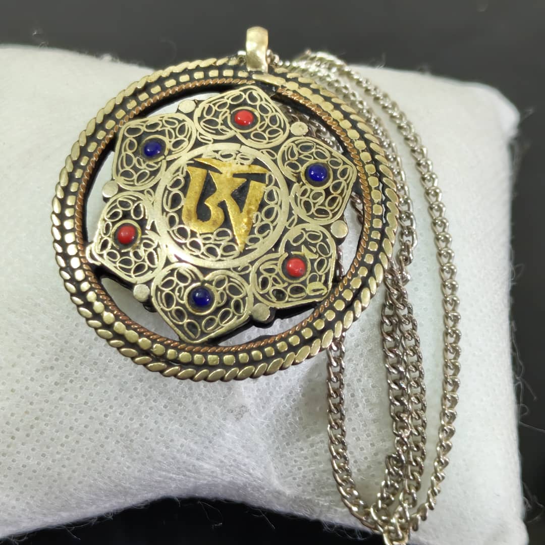 سلسلة معدن وقلادة نحاس مرصعة بالمرجان وفيروز
طول مغلق 27cm
قطر قلادة 4cm
Prix 8000